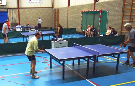 Foto: Dubbel-derby in De Hofstede: tafel1 - Jos Bergenhenegouwen voor Smashing1, tafel 2 - Anton Heine voor Smashing 2.
